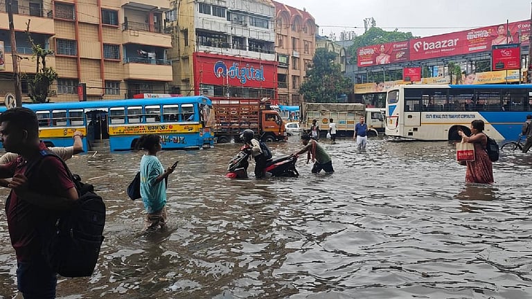 कोलकाता में भीषण बारिश से तबाही, करंट से 10 की मौत, बंगाल में बाढ़ का कहर, 60 से ज्यादा उड़ानें रद्द