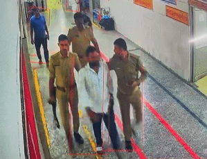 इटावा में पुलिसकर्मियों ने आधी रात अस्पताल से डॉक्टर को जबरन ले जाने का आरोप, SSP ने माफी मंगवाई