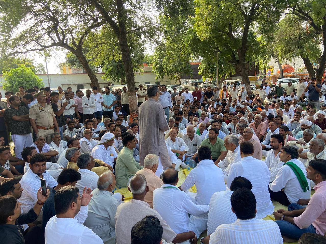 मुज़फ्फरनगर के पूर्व सांसद संजीव बालियान जेवर कोतवाली में धरने पर बैठे, 2 दरोगा हुए सस्पेंड, एक लाइन हाज़िर