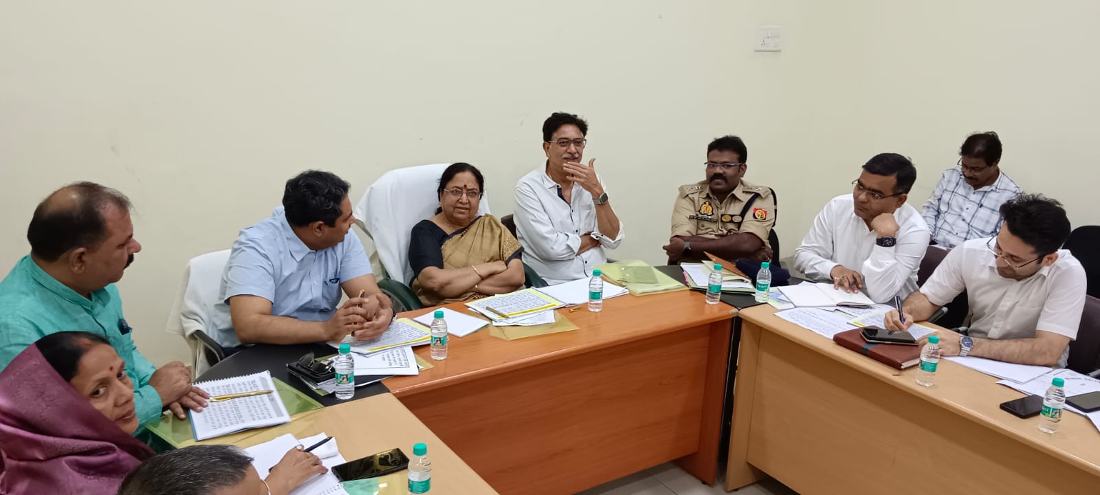 मरीजों को बाहर से दवाइयां लिखने वाले डॉक्टरों पर होगी कार्रवाई, मंत्री ने समीक्षा बैठक में दिए निर्देश
