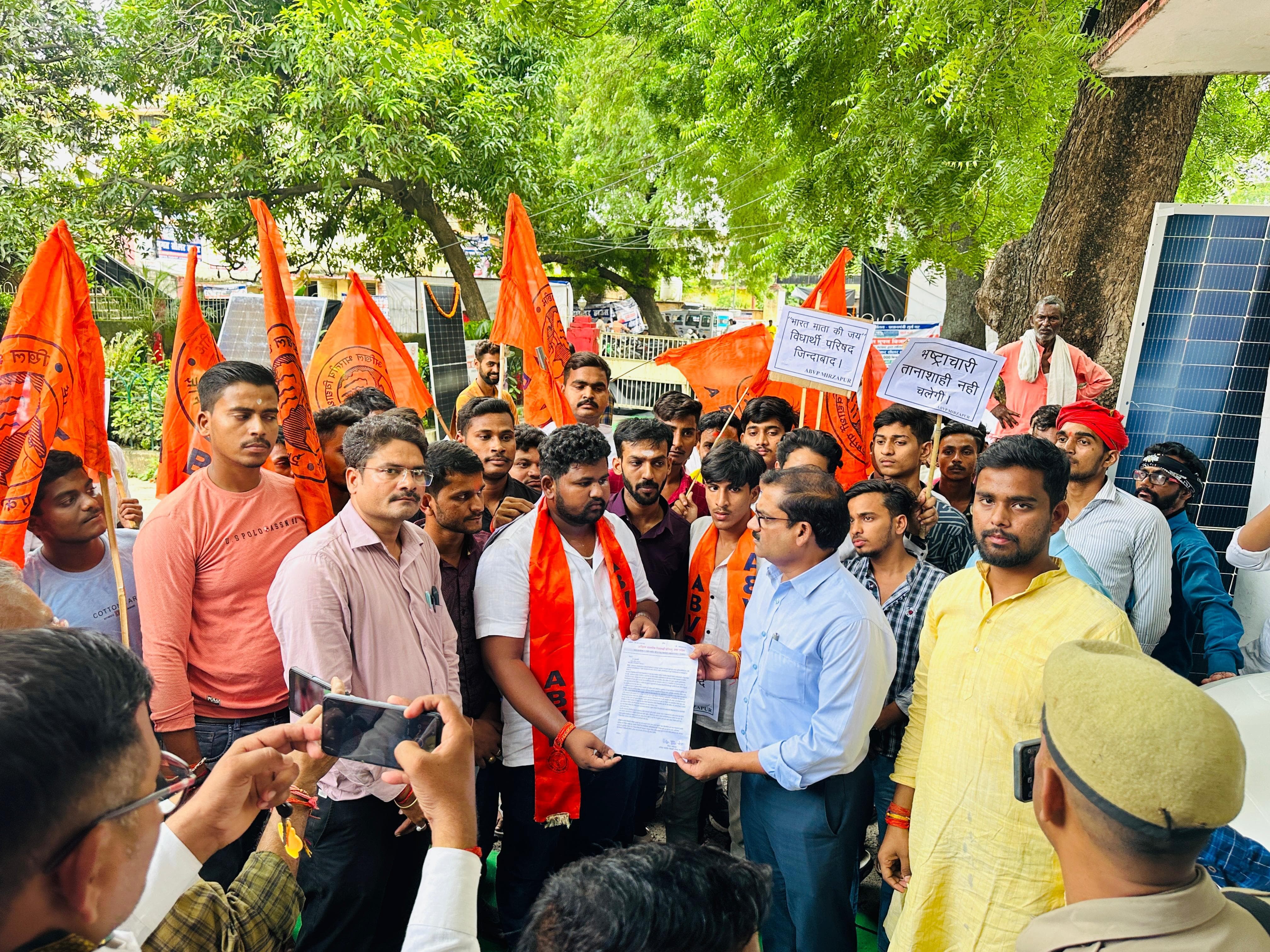 यूपी में ABVP ने किया प्रदर्शन,