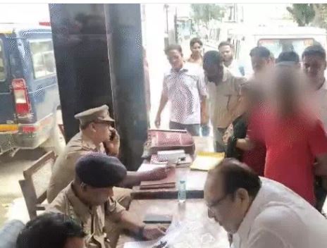 अलीगढ़ में 6 साल की बच्ची से छेड़छाड़: आरोपी की 2 KM तक परेड, प्रिंसिपल पर पिस्तौल से धमकी का आरोप
