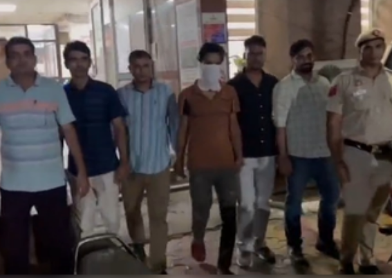 दिल्ली में नंद नगरी थाना पुलिस ने शातिर ऑटो लिफ्टर को पकड़ा, दो बाइक और चाकू बरामद