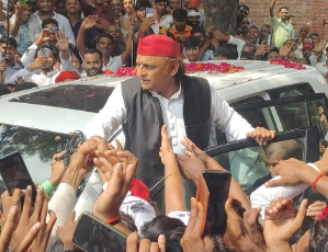 कन्नौज में अखिलेश यादव का दौरा,– पीड़ित परिवार को दी दो लाख की आर्थिक मदद