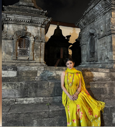 अभिनेत्री मौनी रॉय ने किए पशुपतिनाथ के दर्शन, काठमांडू की फोटो कीं शेयर