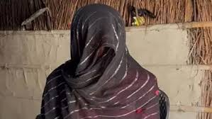मेरठ में पति ने अवैध संबंध के शक में पत्नी को बेरहमी से पीटा, सिर के काटे बाल