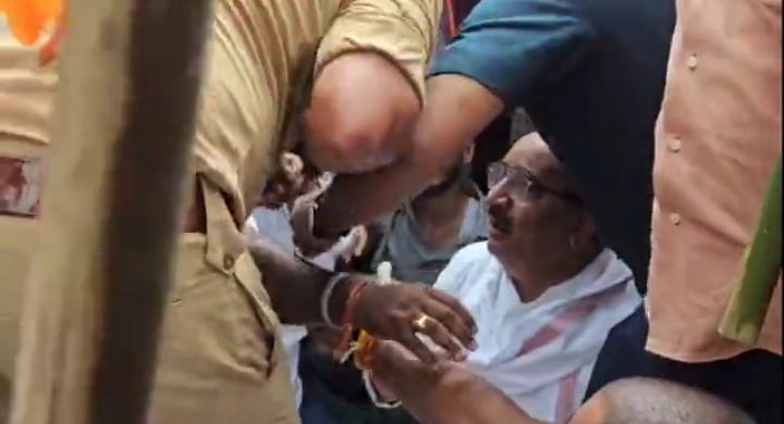 राहुल गांधी के रायबरेली दौरे पर भारी विरोध, भाजपा मंत्री ने किया धरना प्रदर्शन