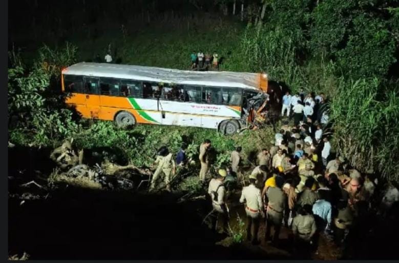 लखनऊ के काकोरी में रोडवेज बस खाई में पलटी, हादसे में 5 यात्रियों की मौत और 19 घायल