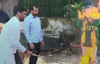 सौरभ भारद्वाज ने पाकिस्तान खिलाड़ी का जलाया पुतला, एशिया कप मैच का विरोध तेज