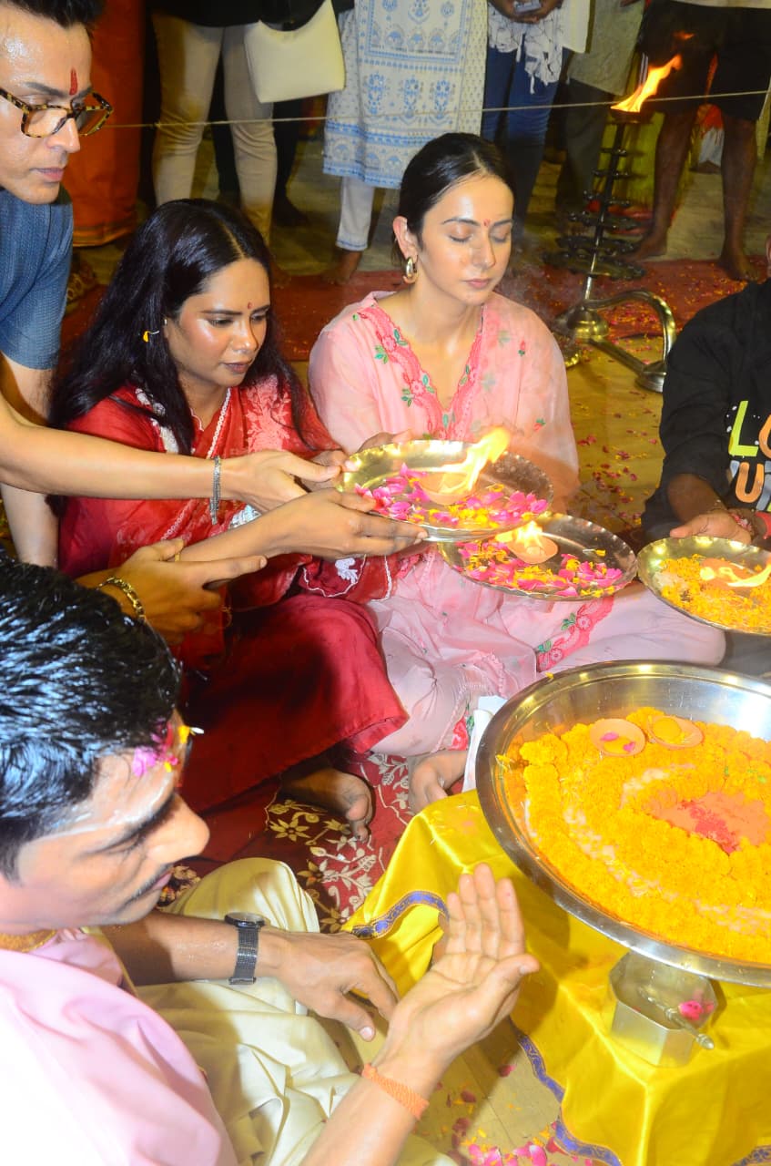 अभिनेत्री रकुल प्रीत सिंह मां गंगा की आरती में आहलादित, गंगा पूजन भी किया