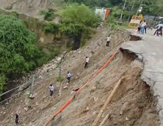 पंजाब के होशियारपुर में एम्बुलेंस खाई में गिरी, 3 की मौत, 2 घायल, टांडा से लुधियाना ले जाया जा रहा था मरीज