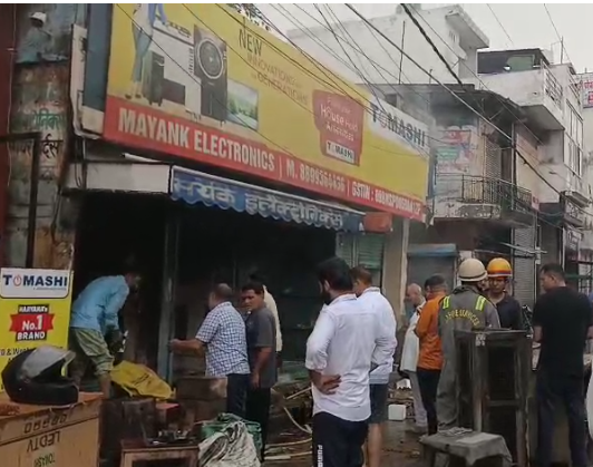 शामली में मयंक इलेक्ट्रॉनिक दुकान में लगी भीषण आग, लाखों का नुकसान