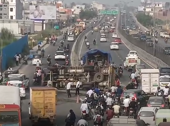 गाज़ियाबाद में एनएच-9 पर ट्रक पलटने से भीषण जाम, घंटों तक फंसे रहे वाहन