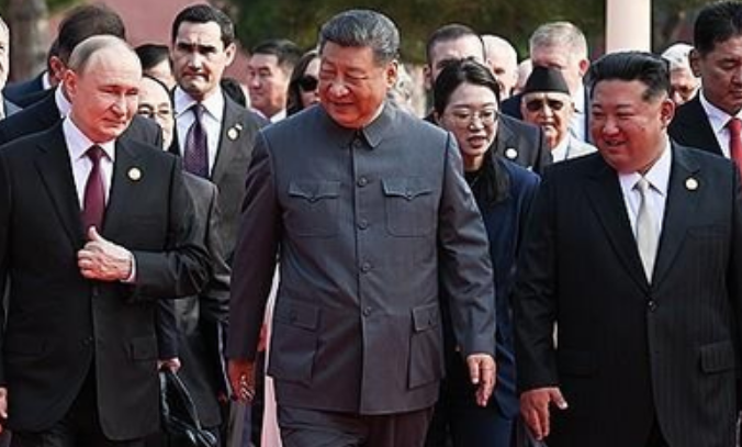 किम जोंग-उन सैन्य परेड में पुतिन और शी के साथ शामिल हुए, 66 वर्षों में पहली बार तीनों देश के नेता साथ