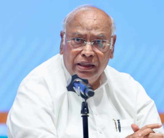 मनमोहन सिंह के आर्थिक सुधारों के दृष्टिकोण ने अवसरों के नए द्वार खोले - खड़गे