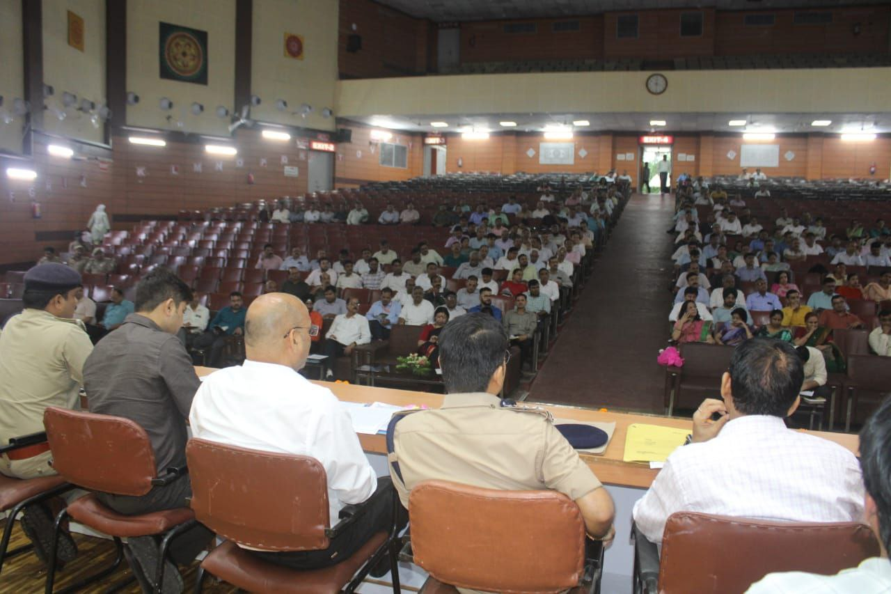 मेरठ में पीईटी 2025 परीक्षा दो पालियों में आयोजित, डीएम ने दिए सख्त दिशा-निर्देश