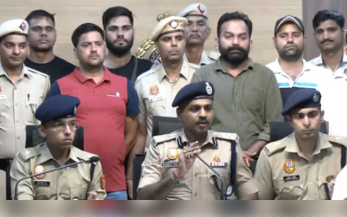  दिल्ली में भारत मंडपम के पास हुई लूट का खुलासा : तीन आरोपी गिरफ्तार, सोना-चांदी भी बरामद