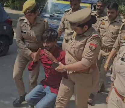मुजफ्फरनगर में महिला पुलिस की सख्त कार्रवाई, छेड़खानी के आरोपी को किया गिरफ्तार, हाथ जोड़कर मांगी माफी  