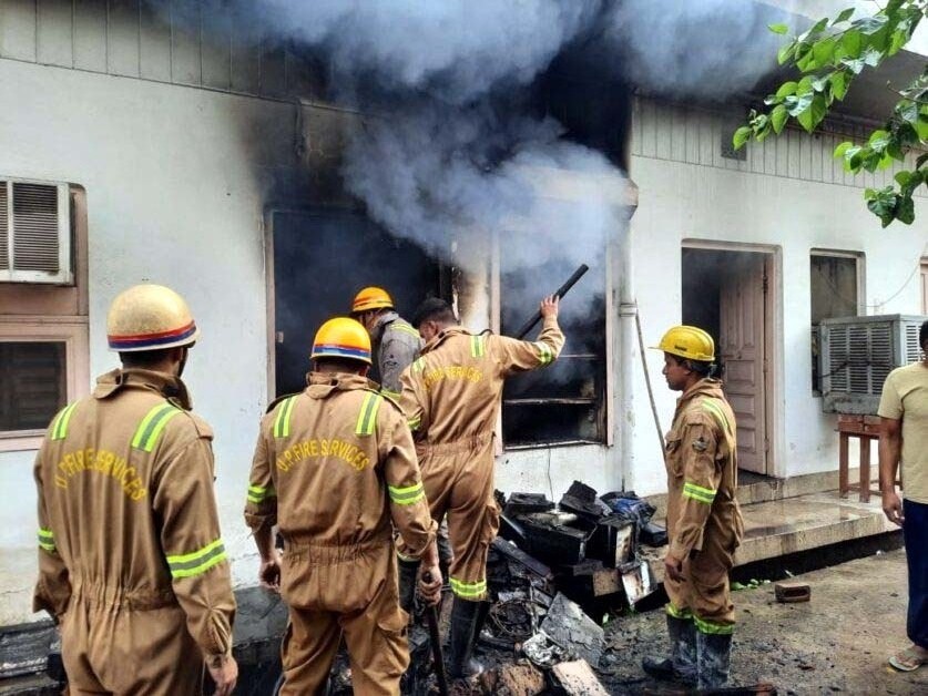 मुजफ्फरनगर में मुख्य डाकघर के पास सीसीटीवी कैमरों की दुकान में भीषण आग, लाखों का सामान राख