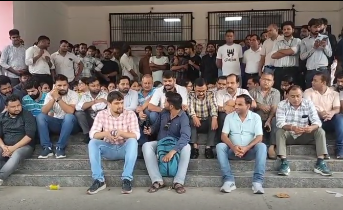 शामली जिला अस्पताल में चिकित्सकों व स्वास्थ्य कर्मियों के साथ अभद्रता, ओपीडी बंद कर किया धरना प्रदर्शन