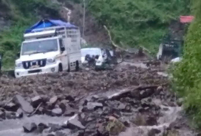 हिमाचल प्रदेश में भारी मानसून बारिश से भूस्खलन, बिलासपुर में भारी नुकसान, सैकड़ों सड़कें ठप,10 जिलों में अलर्ट
