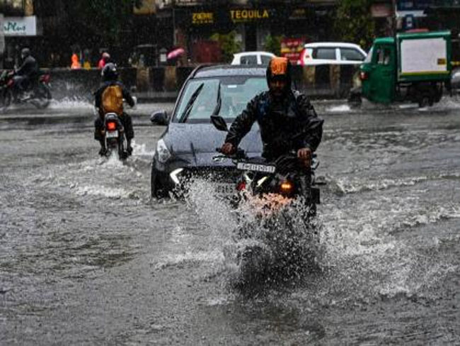 महाराष्ट्र में बाढ़ का कहर: 8 लोगों की मौत, 10 लोग घायल, 2215 करोड़ की राहत राशि घोषित