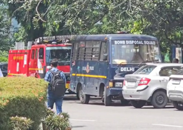 दिल्ली के कई स्कूलों को मिली बम धमकी, पुलिस ने कराया खाली, तलाशी जारी