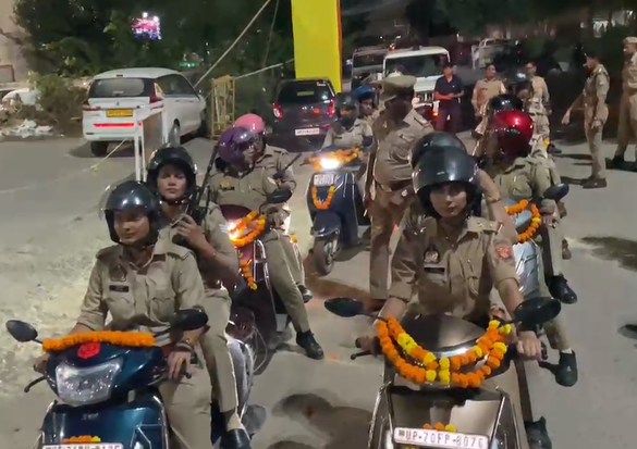 गाजियाबाद: क्रॉसिंग रिपब्लिक में मिशन शक्ति अभियान को डीसीपी ने दिखाई हरी झंडी, महिला सुरक्षा पर जोर