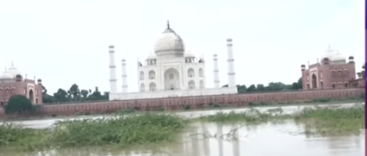 आगरा में यमुना खतरे के निशान से करीब 3 फीट ऊपर, ताजमहल की दीवार से यमुना का पानी टकराया