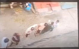 गाजियाबाद में कुत्तों की शिकायत पर दबंगों का हमला, CCTV में कैद वारदात