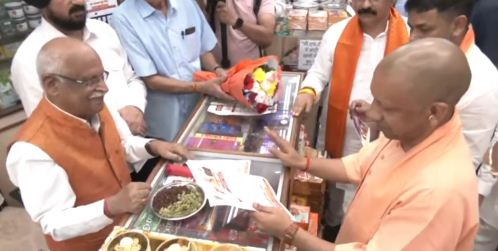 लखनऊ में सीएम योगी का दौरा, GST बचत उत्सव पर उपभोक्ताओं और व्यापारियों से की चर्चा