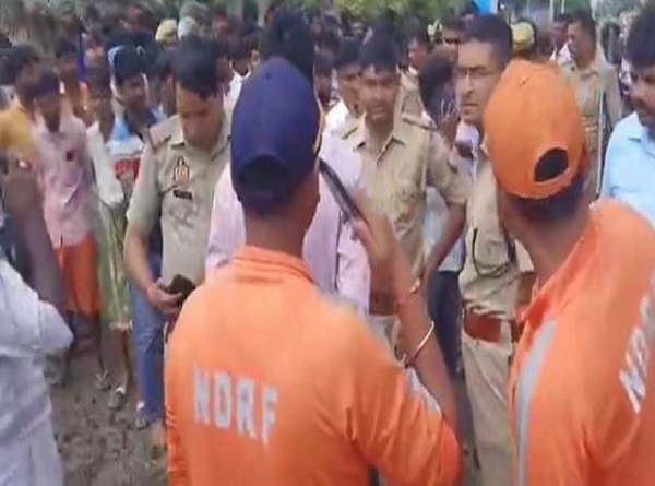 लखीमपुर खीरी में 20 लोगों से भरी नाव शारदा नदी में पलटी, पिता-पुत्री लापता
