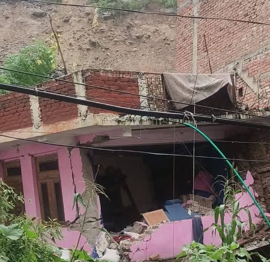 हिमाचल में बारिश और भूस्खलन से तबाही, कई जिलों में हाई अलर्ट, सड़कें बंद, बिजली ठप