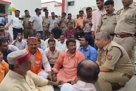 मिर्जापुर में दरोगा ने भाजपा नेता को बैंक में थप्पड़ मारा, मचा बवाल, पुलिस अधिकारी निलंबित