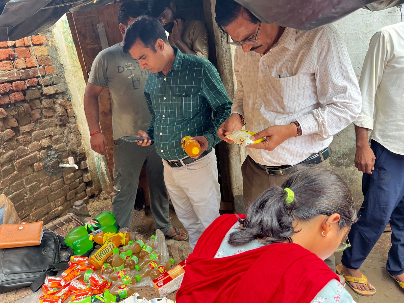 बागपत में पैकेट वाला दूध पीने से 2 साल की बच्ची की मौत, 2 की हालत गम्भीर, खाद्य विभाग ने मारा छापा