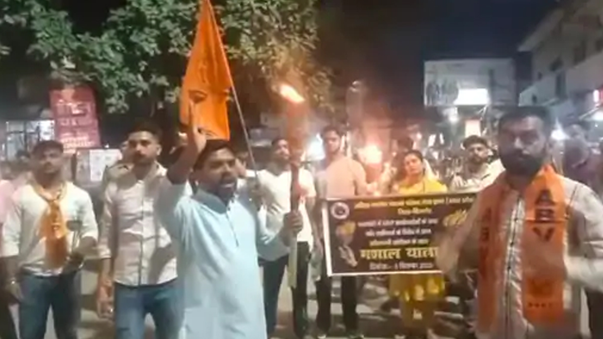 बिजनौर में एबीवीपी का विरोध प्रदर्शन, लखनऊ लाठीचार्ज के खिलाफ मशाल जुलूस निकाला