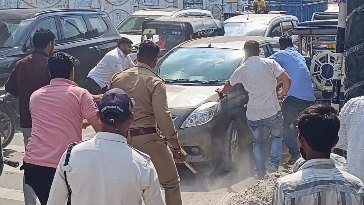 फिल्मी अंदाज़ में पुलिस को चकमा देकर फरार हुए बदमाश, हाईवे पर जाम और टक्कर से मच गई अफरा-तफरी