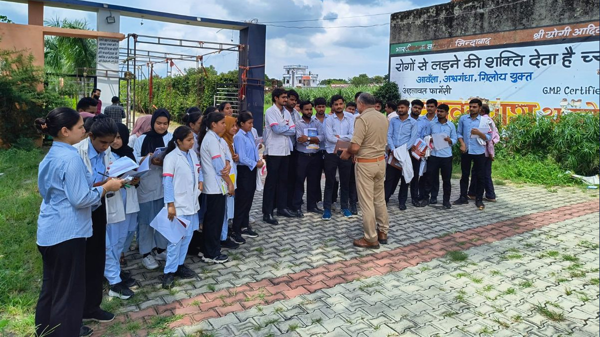अमरोहा में साइबर क्राइम जागरूकता अभियान: पुलिस ने छात्रों को दी डिजिटल धोखाधड़ी से बचाव की सीख
