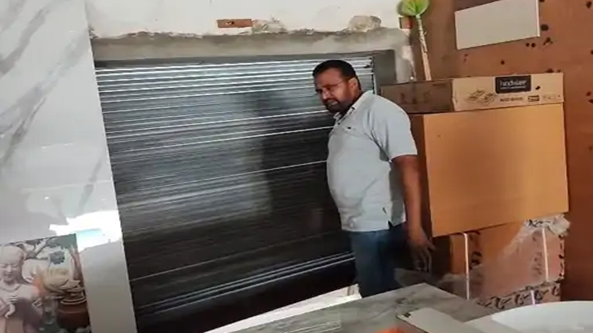 अमरोहा में टाइल्स शोरूम के गोदाम पर चोरों का धावा: शटर तोड़कर नकदी व माल समेत ढाई लाख की चोरी, पुलिस जांच में जुटी