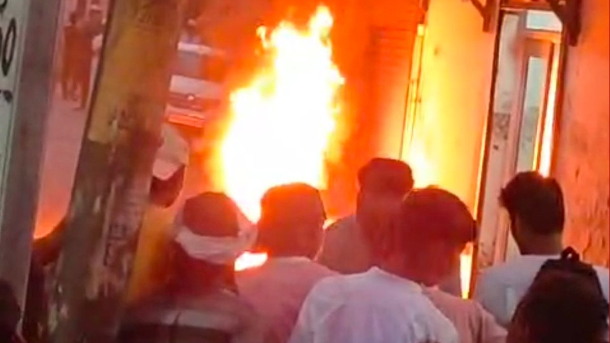 बिजनौर में नशे की हालत में भाई ने भाई की बाइक जलाई, धू-धू कर खाक हुई गाड़ी, इलाके में चर्चाओं का बाजार गर्म