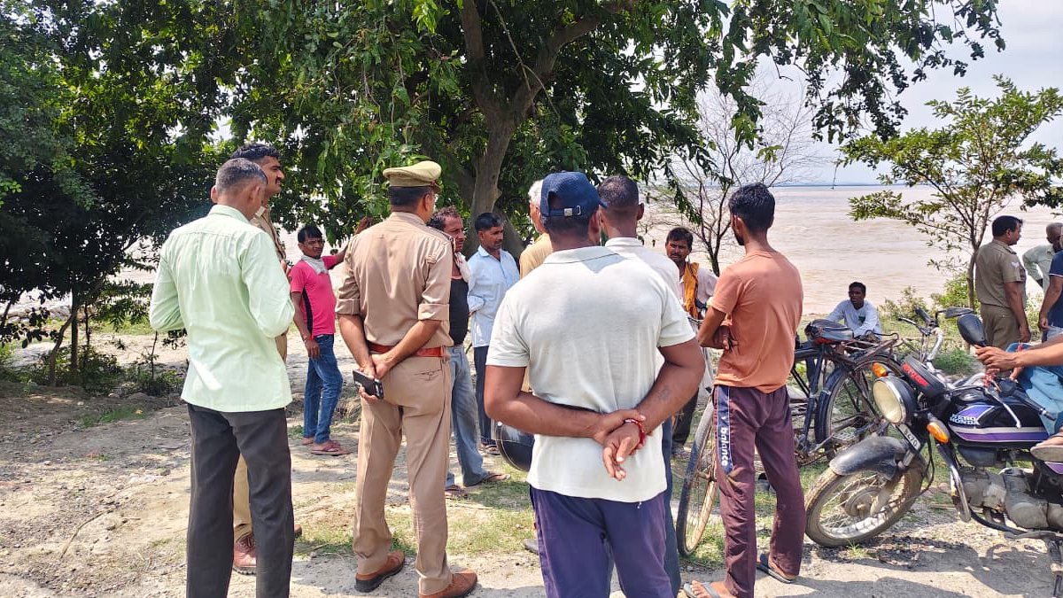 बिजनौर में पारिवारिक कलह से त्रस्त बुजुर्ग ने गंगा में लगाई छलांग, गोताखोरों की टीम कर रही तलाश- Bijnor News