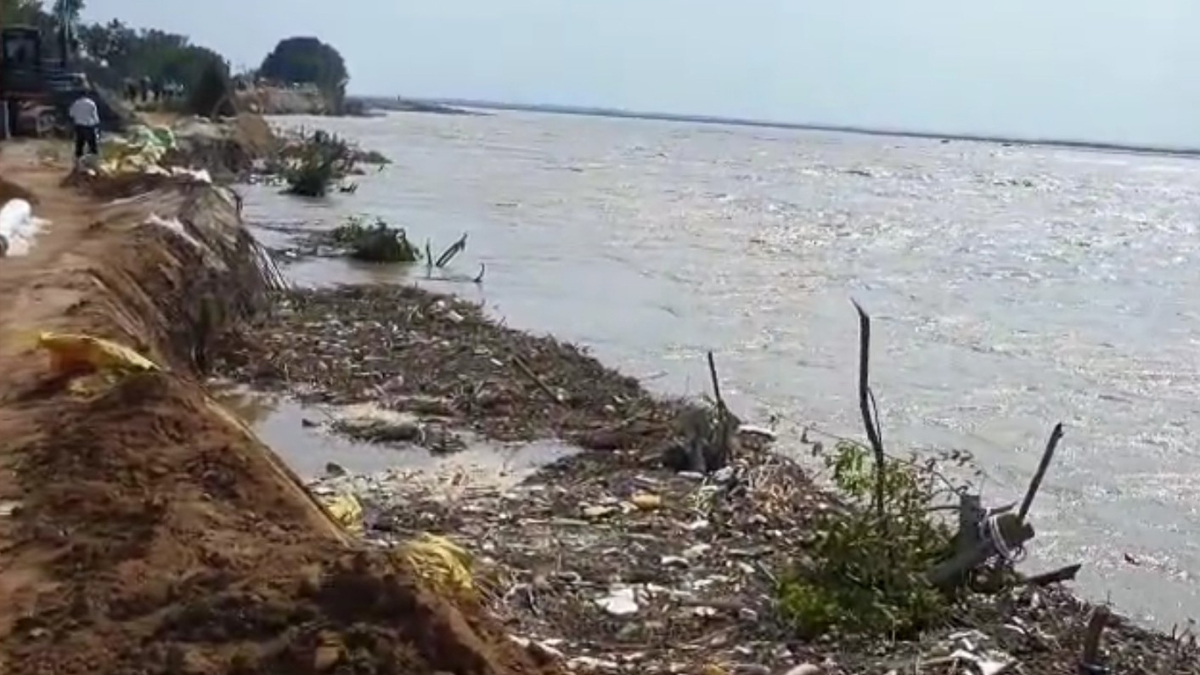 बिजनौर में गंगा का जलस्तर बढ़ा, तटबंध पर मंडराया खतरा: तटबंध को बचाने में जुटा प्रशासन