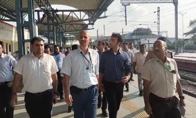 शामली रेलवे स्टेशन निरीक्षण में डीआरएम ने धीमे निर्माण कार्य पर जताई कड़ी नाराजगी