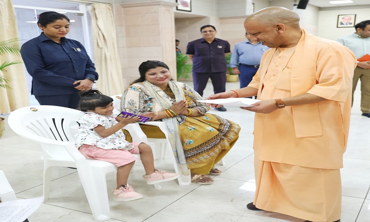 जनता दर्शन में दिखा सीएम योगी का बालप्रेम, बच्ची ने कहा-एडमिशन करा दो, शाम तक प्रवेश प्रक्रिया हुई शुरू