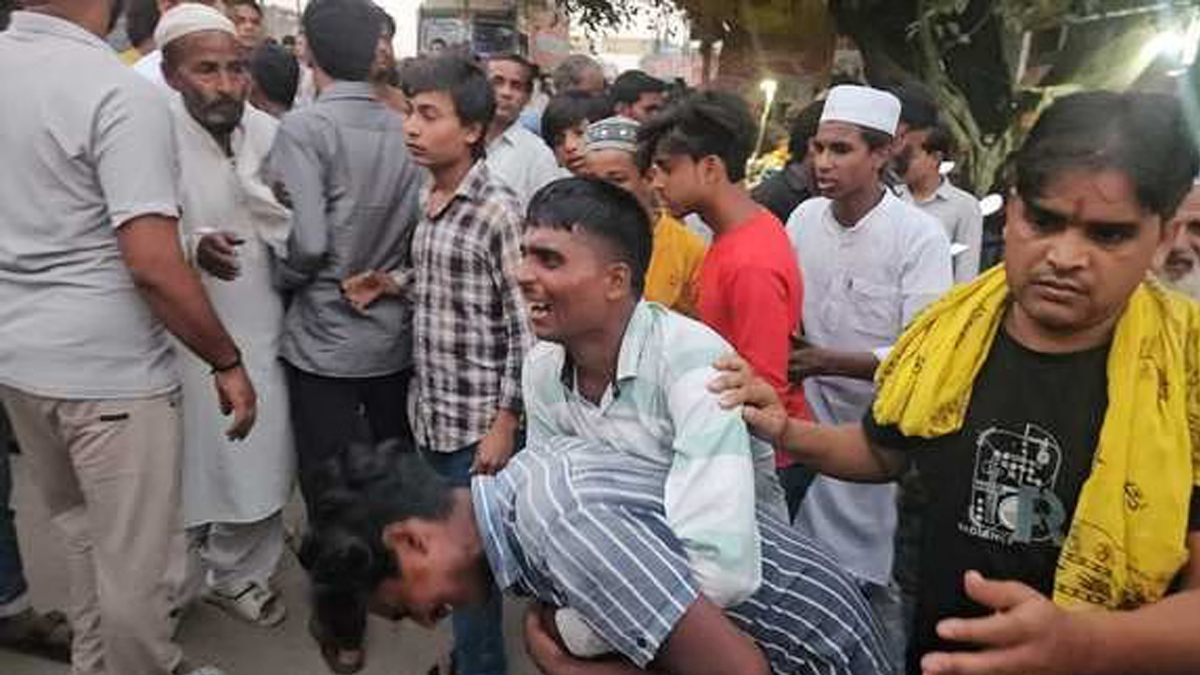 सड़क पर ताबूत बनी सवारी: सैफनी में हादसे ने छीनी दो जिंदगियां, कई घायल