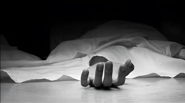 नोएडा में दुखद घटनाएँ: पारिवारिक विवाद के बाद युवती ने पेट्रोल पिया, किशोरी की छत से गिरकर मौत