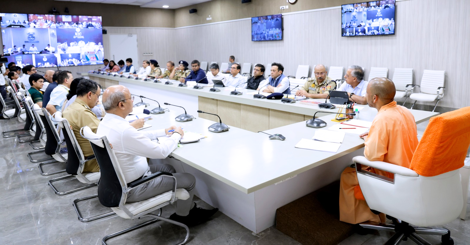 योगी ने कई ज़िलों के अफसरों की लगाई क्लास, बोले- असामाजिक तत्वों के खिलाफ हो सख्त कार्यवाही 
