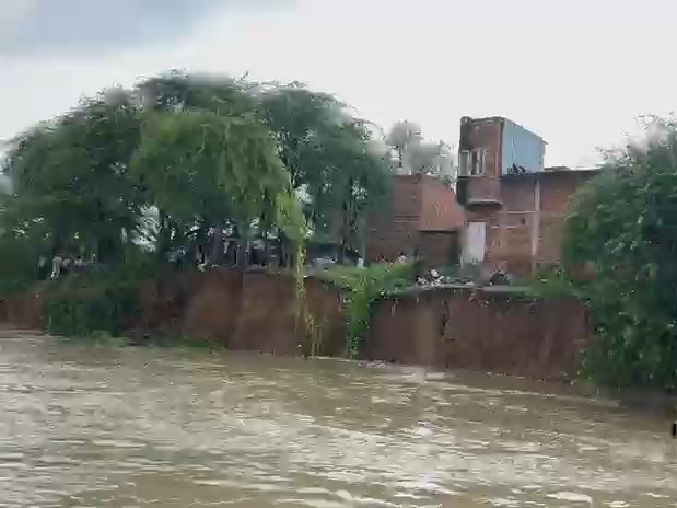 मथुरा में यमुना उफान पर, खतरे के निशान से ऊपर पहुंचा जलस्तर, बाढ़ का खतरा बढ़ा