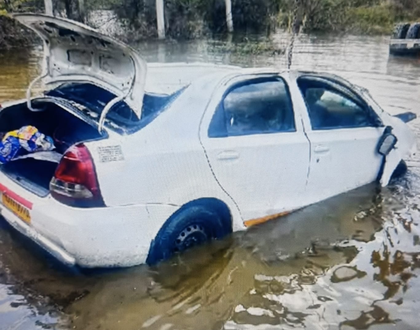 हरिद्वार से लौटते समय कार नाले में गिरी, सात लोगों की दर्दनाक मौत