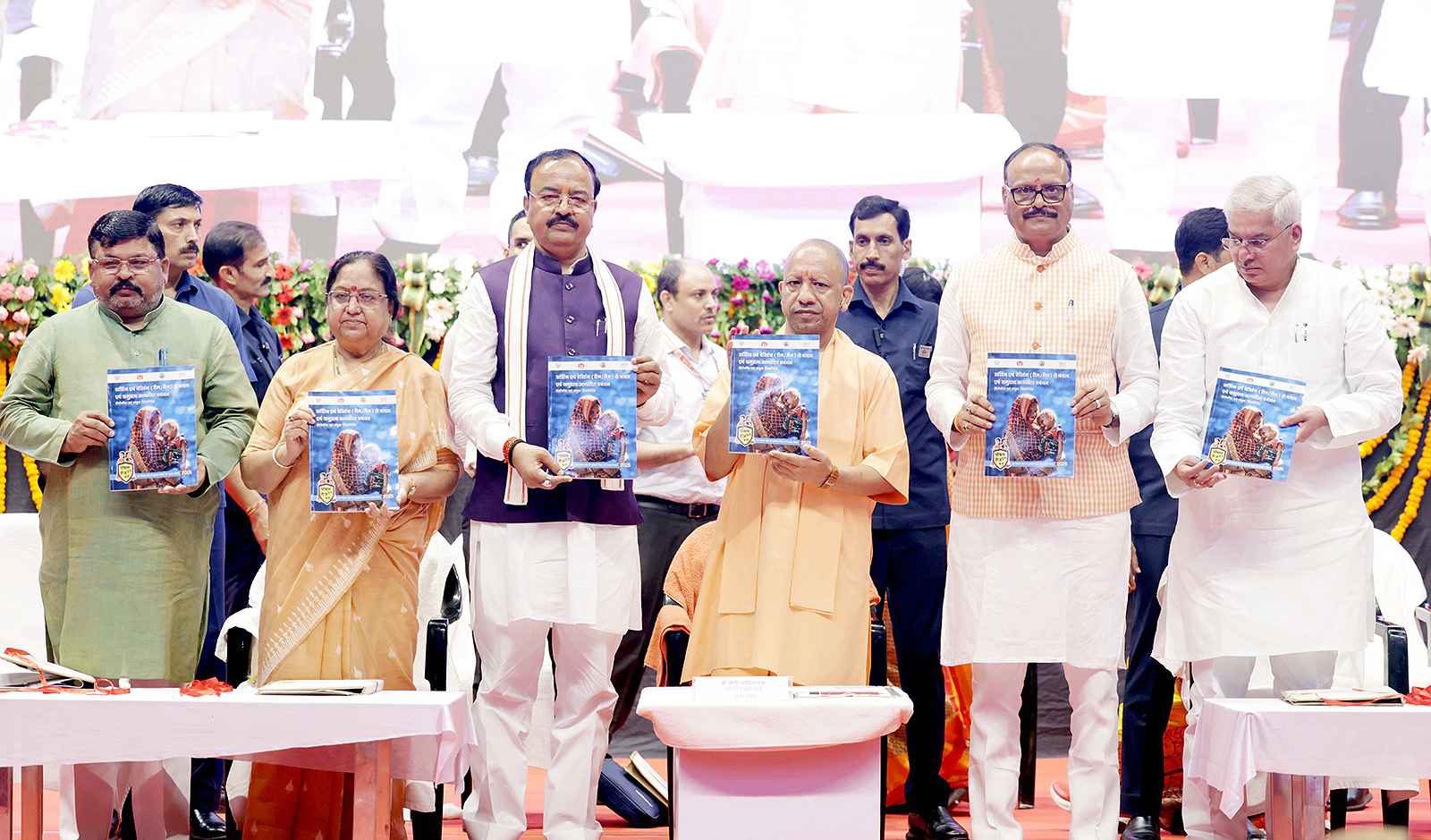सीएम योगी ने किया ऐलान, आंगनबाड़ी कार्यकर्त्रियों का मानदेय बढ़ा, मिलेगा स्मार्टफोन